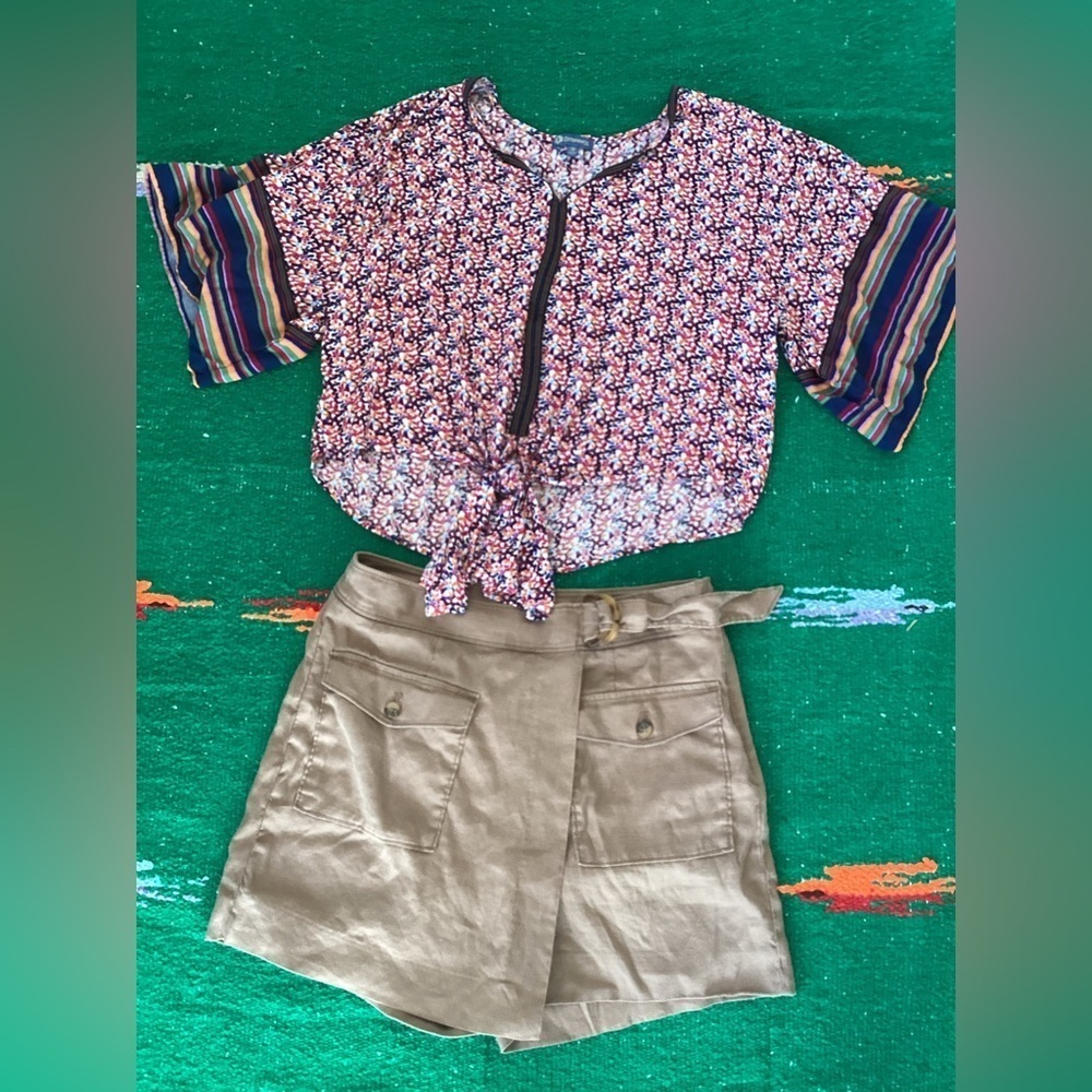 White House Black Market Tan Skort-SZ 8
Waist 14”
Inseam 5”